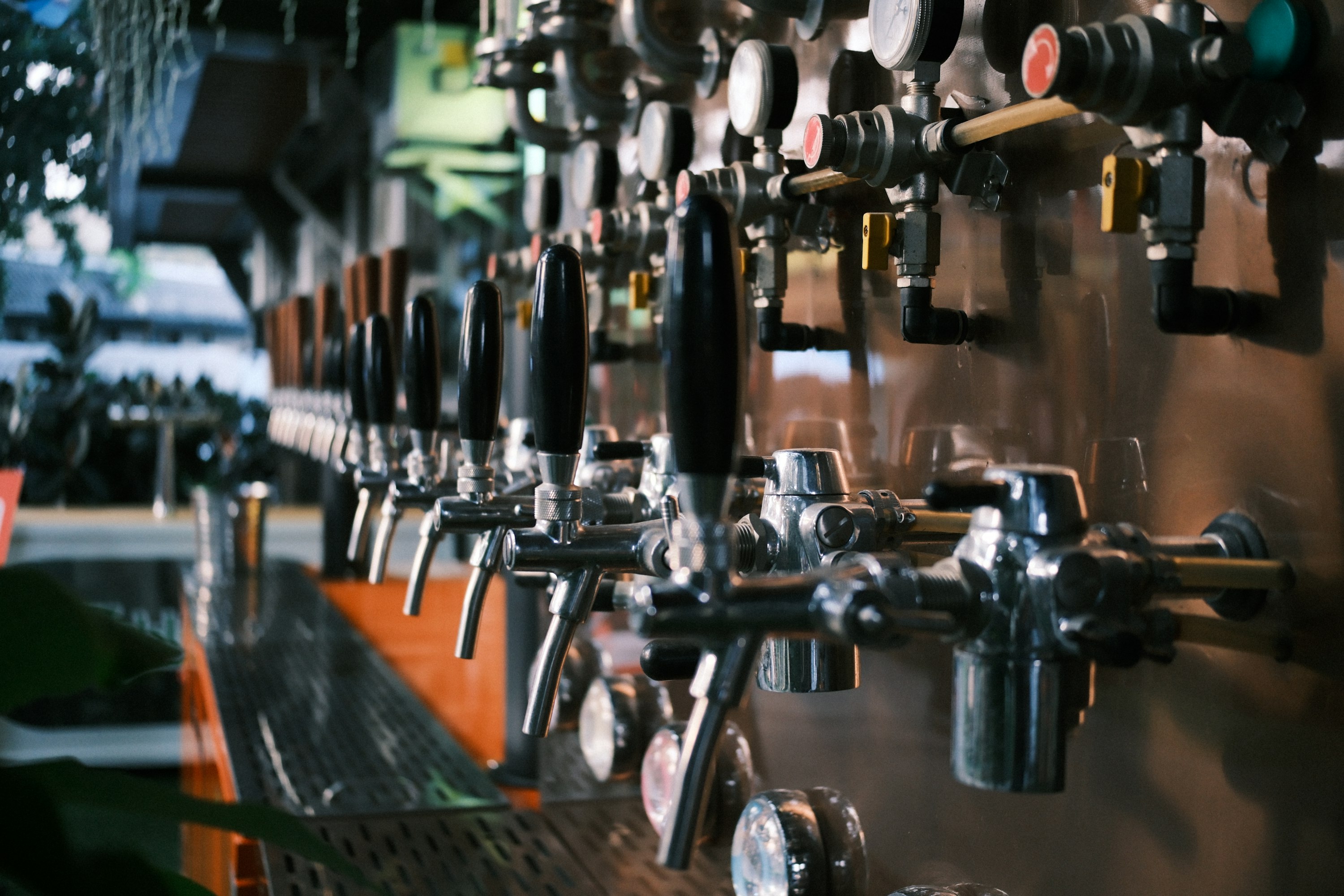 Rij taps met verschillende craft beer bieren